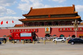 国内首台重型道路污染清除车亮相北京
