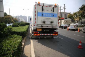 两台重型道路污染清除车亮相郑州，路面像新铺的